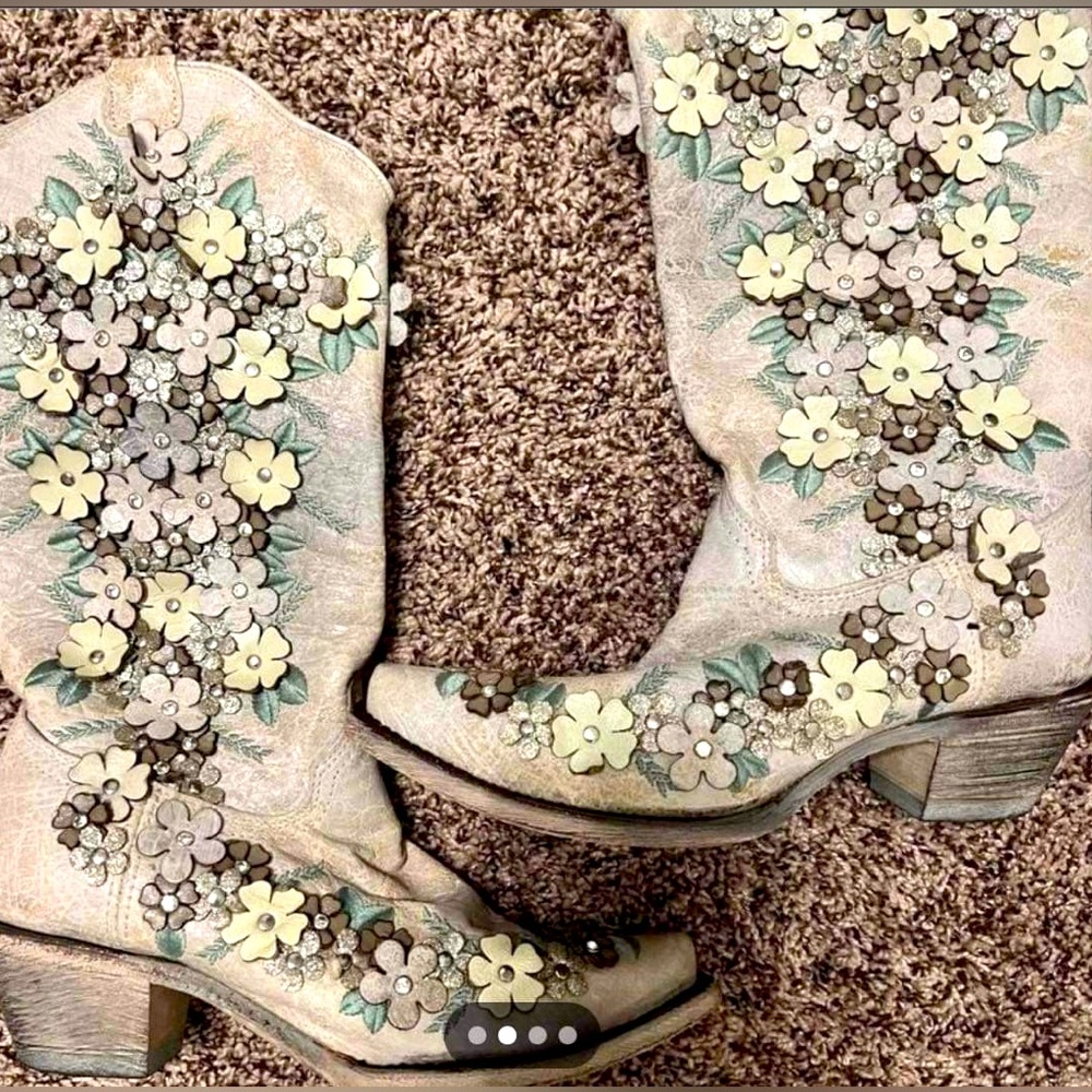 Corral White Floral Boots Size 6.5
